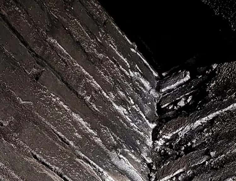 Hollín adherido en las paredes del ducto de una chimenea tras varias temporadas